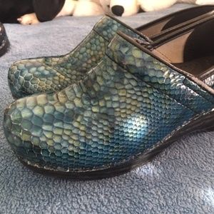 Dansko Snakeskin (38 Euro) Blue-Green Clogs